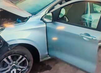 Motorista perde o controle e bate carro em pilastra do metrô na avenida Bonocô