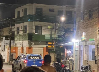 Adolescente é apreendido ao fazer ‘live’ em rede social, enquanto mantinha homem refém na BA