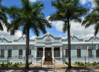 Após médico atender paciente com peruca na BA, vereador pede que diretor do hospital dê explicações em Câmara Municipal da cidade