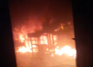 Escola municipal pega fogo na Região Metropolitana de Salvador; VÍDEO