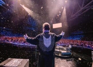 Elton John se despede dos palcos em show para 30 mil pessoas