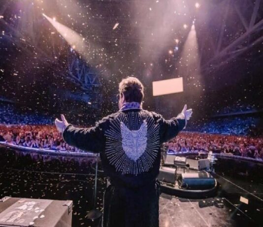 Elton John se despede dos palcos em show para 30 mil pessoas