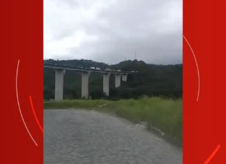 MOTORISTA PERDE CONTROLE DE CAMINHÃO E VEÍCULO DESPENCA DE VIADUTO NA REGIÃO DA PEDRA DO CAVALO, NA BA