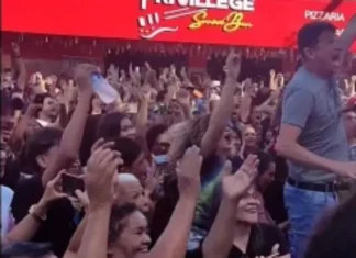 Multidão celebra vitória do baiano Henrique Lima no The Voice Kids; público acompanhou final em telão instalado em praça