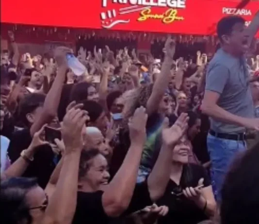 Multidão celebra vitória do baiano Henrique Lima no The Voice Kids; público acompanhou final em telão instalado em praça