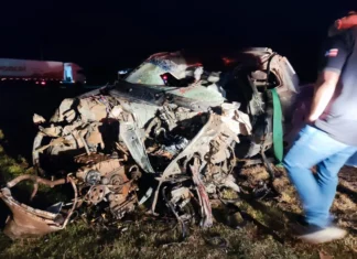 PADRE MORRE APÓS BATIDA ENTRE CARRO E CAMINHÃO EM RODOVIA DO OESTE DA BAHIA