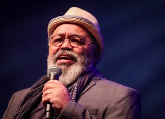 Tratando câncer, Jorge Aragão chora em entrevista e fala sobre batalha para viver e compor