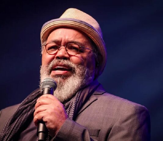 Tratando câncer, Jorge Aragão chora em entrevista e fala sobre batalha para viver e compor