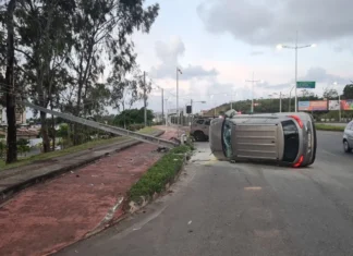 Carro fica destruído após capotar e derrubar poste em uma das principais avenidas de Salvador