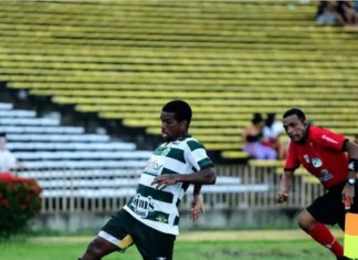 Jogador de futebol de 24 anos é baleado em ação policial em Lauro de Freitas