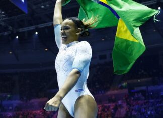 Rebeca Andrade leva prata nas barras assimétricas na Copa do Mundo