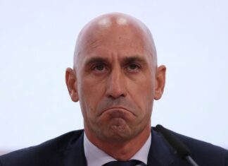 Investigado por beijo, presidente da federação espanhola renuncia