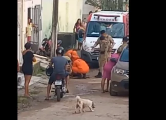 Mulher cai de 1° andar de imóvel e alega que foi empurrada por companheiro após discussão na Bahia