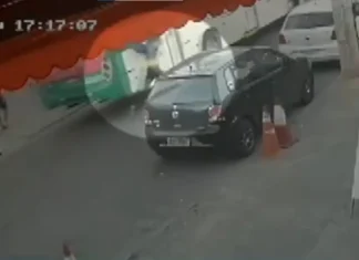 Homens em fuga sequestram ônibus e passageiro pula pela janela com veículo em movimento na Bahia