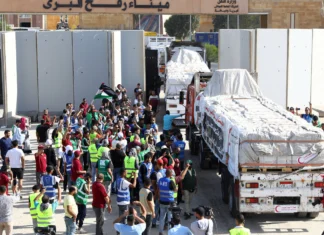 Caminhões com ajuda humanitária entram na Faixa de Gaza