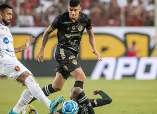 Zeca, Osvaldo e Léo Gomes erguem a taça de campeão da Série B para o Vitória