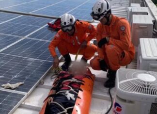Jovem é resgatado por bombeiros ao subir na cobertura de um edifício na Bahia