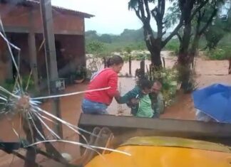 Chuva alaga ruas, invade casas, deixa moradores ilhados e desabrigados em cidade do Oeste da Bahia