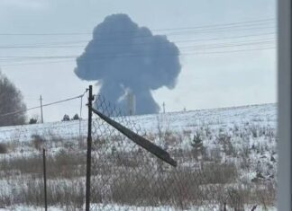 Avião militar russo com prisioneiros ucranianos cai e deixa 74 mortos