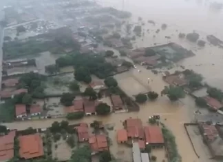 Imagem aérea mostra alagamento de ruas e casas em cidade da Bahia com mais de 500 desalojados