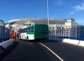 Rodoviário tem surto psicótico e sobe em teto de ônibus na Avenida ACM