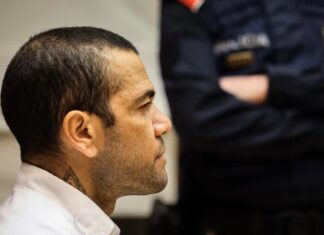 Mulheres reafirmam terem sido apalpadas por Daniel Alves; vítima queria sair do banheiro