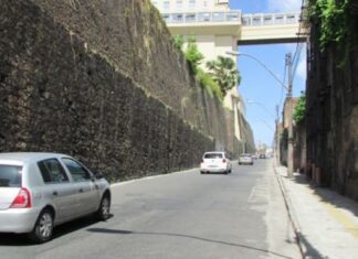 Homem é preso em flagrante suspeito de roubar celulares de turistas suíços em Salvador