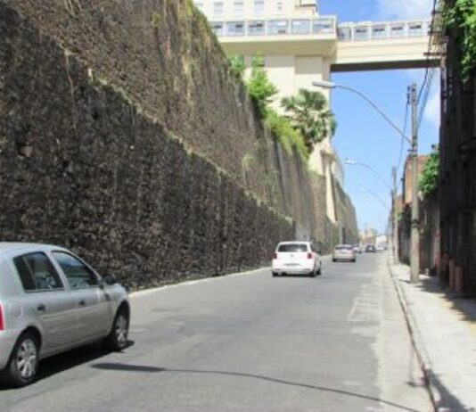 Homem é preso em flagrante suspeito de roubar celulares de turistas suíços em Salvador