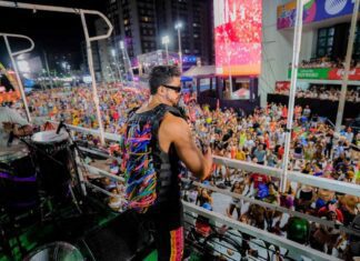 Em trio sem cordas, Lincoln atrai milhares de foliões no circuito Barra/Ondina