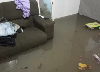 Moradores do bairro Parque Panorama seguem dormindo no chão após fortes chuvas destruírem móveis e eletrodomésticos