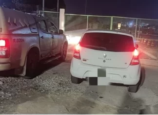 PM efetua prisão por porte ilegal de arma de fogo e recupera veículo roubado no bairro Gabriela em Feira de Santana