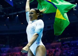 Rebeca Andrade ganha boneca da Barbie em sua homenagem