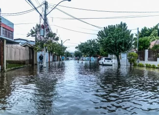 Mortes por chuvas no RS chegam a 66 e ultrapassam tragédia de 2023