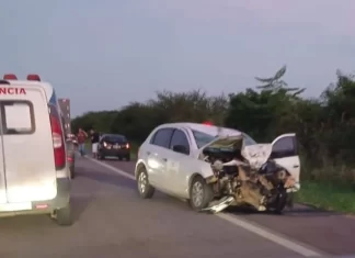 Dois homens morrem em acidente entre moto e veículo de prefeitura na BA-052, em Feira de Santana