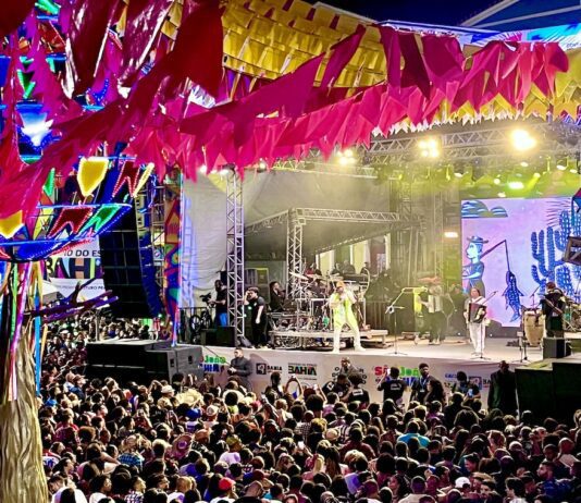 Multidão acompanha Falamansa no Largo do Pelourinho