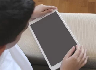 Uso excessivo de telas impacta na saúde ocular dos jovens