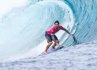 Gabriel Medina brilha em Teahupoo e chega às quartas de final no surfe