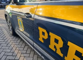 Jovem flagrado esvaziando pneus de viatura da PRF é conduzido para delegacia