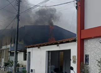 Homem ateia fogo em fios de cobre e acaba provocando incêndio em residência