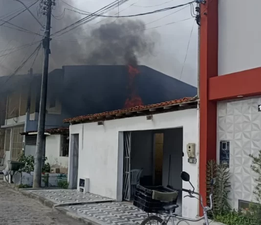 Homem ateia fogo em fios de cobre e acaba provocando incêndio em residência