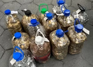 Homem usa R$ 17 mil em moedas para comprar carro e choca vendedor: ‘Nunca vimos’