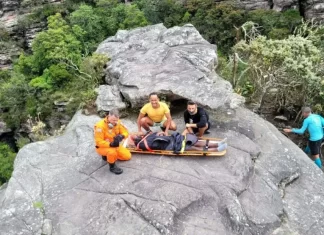 Turista francês é resgatado por helicóptero do Corpo de Bombeiros após sofrer acidente na Chapada Diamantina