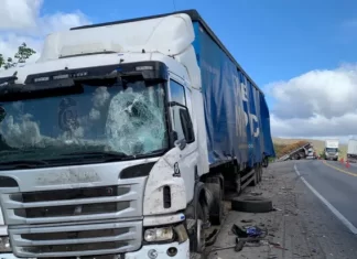 Colisão entre duas carretas e um caminhão deixa motorista ferido na BR-116