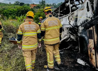 Mortes confirmadas no acidente em rodovia de Minas chegam a 38
