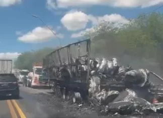 Incêndio em carreta interrompe trânsito na BR-116, no Sudoeste da Bahia