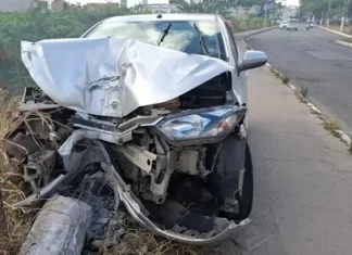 Veículo colide contra poste na Avenida José Falcão da Silva em Feira de Santana