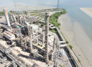 Após princípio de incêndio, Acelen anuncia uso de drone na refinaria de Mataripe