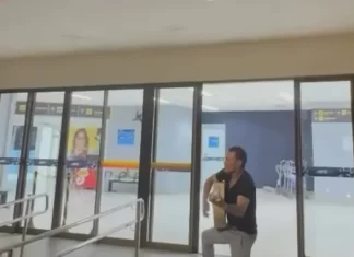 Eduardo Costa canta em aeroporto de Feira de Santana após show em Água Fria