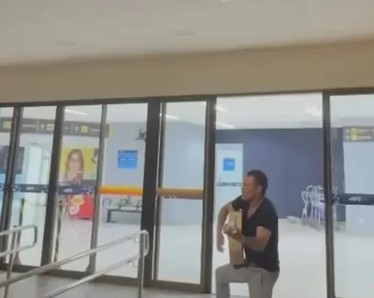 Eduardo Costa canta em aeroporto de Feira de Santana após show em Água Fria