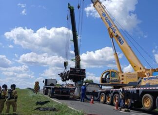 Caminhão-tanque que transportava acetona tomba na BR-324 e provoca longo engarrafamento